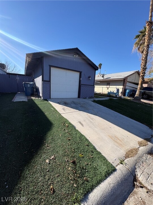 6215 Don Zarembo Ave in Las Vegas, NV - Building Photo
