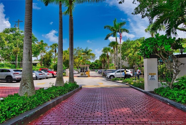 6890 N Kendall Dr, Unit B406 in Pinecrest, FL - Foto de edificio - Building Photo