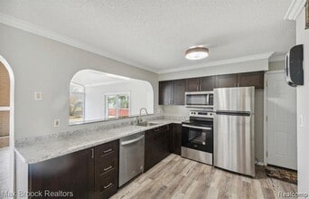 40960 W 10 Mile Rd in Novi, MI - Building Photo - Building Photo