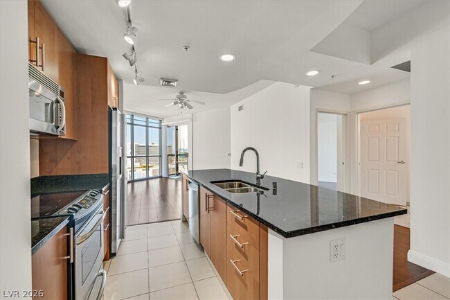 200 W Sahara Ave in Las Vegas, NV - Building Photo - Building Photo