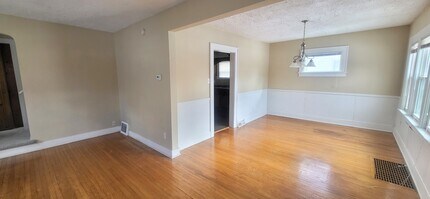 2021 Kenwood Ave in Fort Wayne, IN - Building Photo - Building Photo