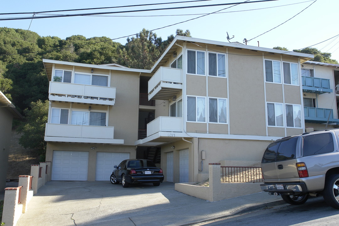 8071 Greenridge Dr in Oakland, CA - Building Photo