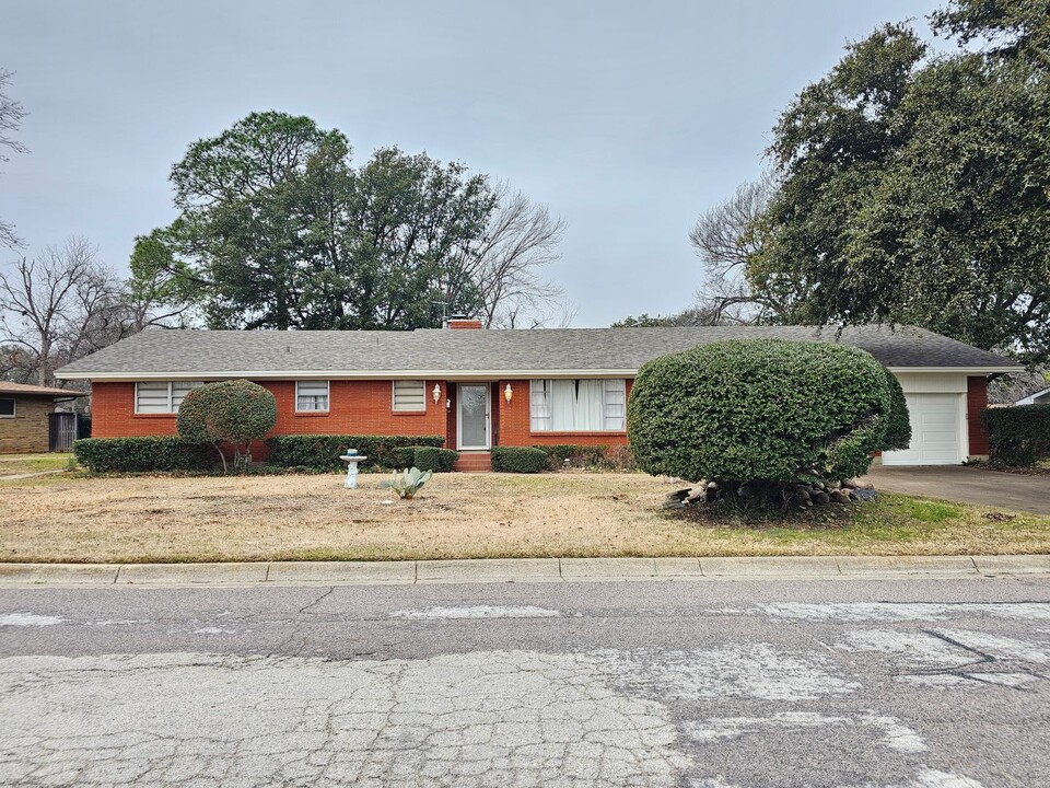 4701 Holiday Ln in North Richland Hills, TX - Building Photo