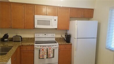 1075 Foxfire Ln in Naples, FL - Building Photo - Building Photo
