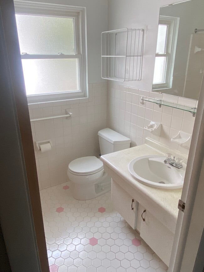 3712 Douglas Rd, Unit Upper Unit