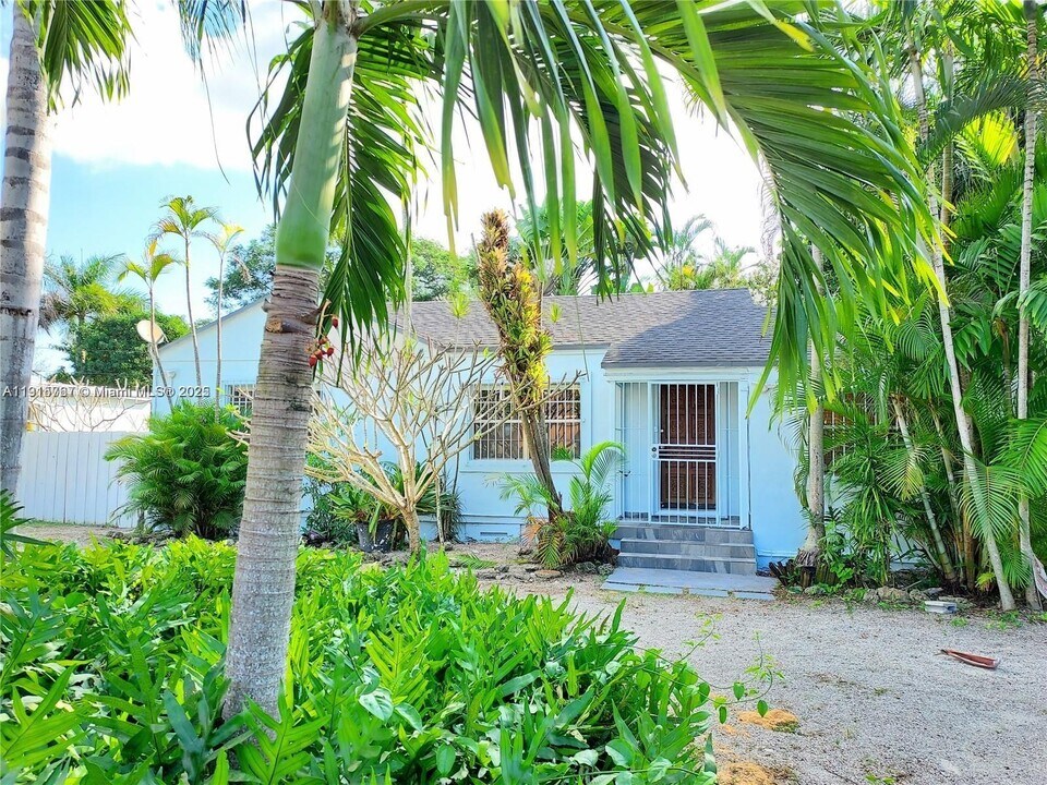 5842 SW 60th St in Miami, FL - Building Photo