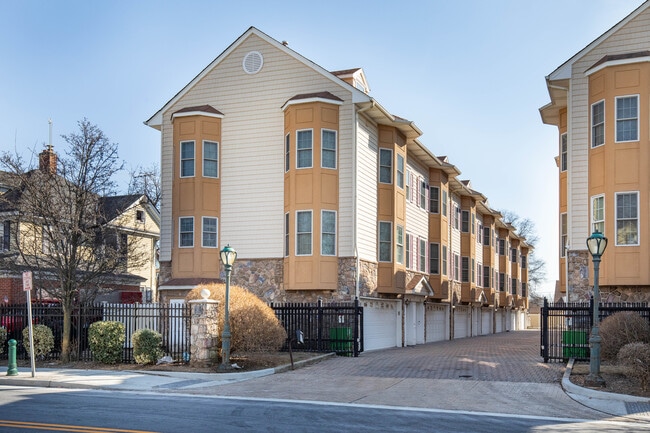 330 Maple Ave in Westbury, NY - Foto de edificio - Building Photo