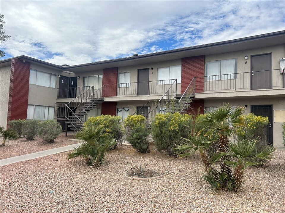 1089 E Desert Inn Rd in Las Vegas, NV - Building Photo
