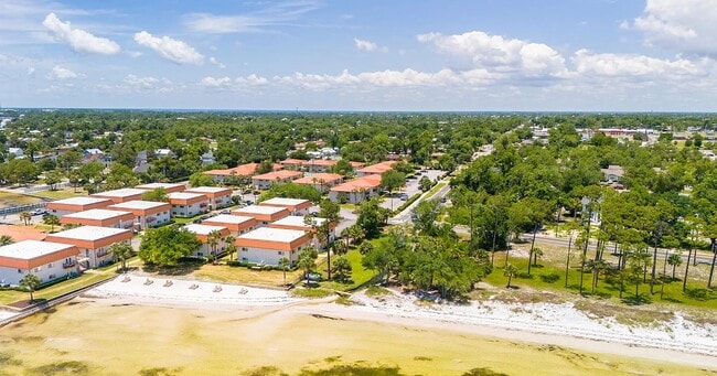 2100 W Beach Dr in Panama City, FL - Foto de edificio - Building Photo