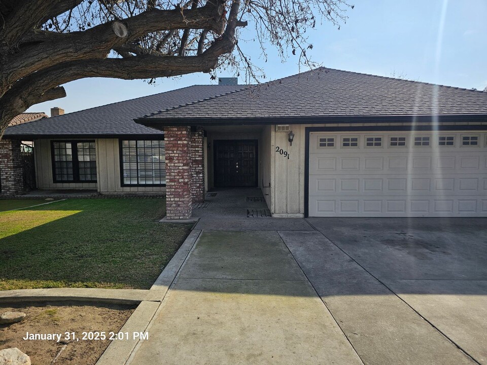 2091 Tomah Ave in Porterville, CA - Building Photo