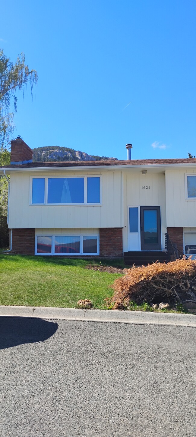 property at 1621 Stuart St