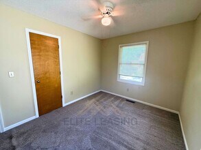 1517 W Forest Dr in Olathe, KS - Building Photo - Building Photo