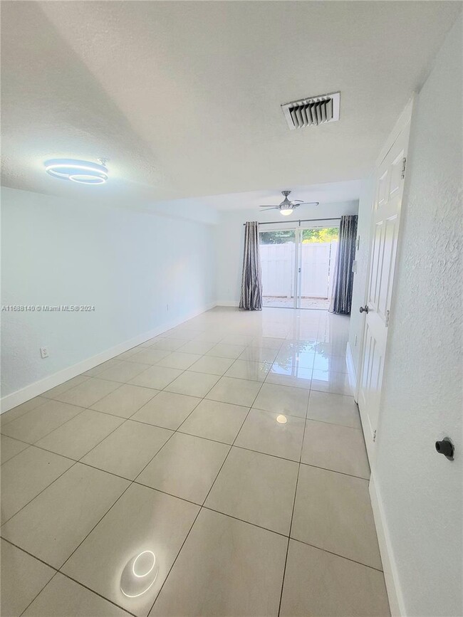 241 Riviera Cir in Weston, FL - Foto de edificio - Building Photo