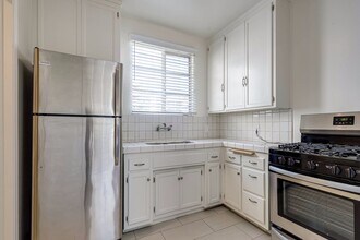 681 1/2 Levering Ave in Los Angeles, CA - Building Photo - Building Photo