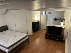 5812 Greentree Rd, Unit C in Bethesda, MD - Foto de edificio - Building Photo