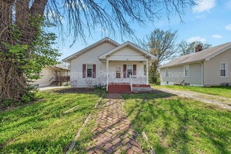 704 W Johnson St in Collinsville, IL - Building Photo - Building Photo