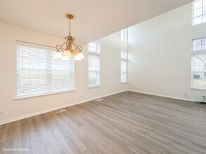 140 Crescent Ln in Schaumburg, IL - Foto de edificio - Building Photo