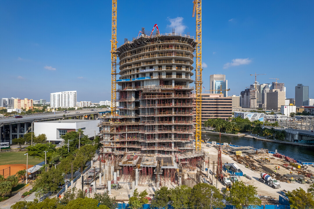 The River District Apartments in Miami, FL - Foto de edificio