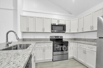 13729 Yarmouth Dr in Wellington, FL - Building Photo - Building Photo