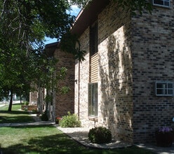 KMA - Highland Terrace Apartments in Alexandria, MN - Building Photo - Building Photo