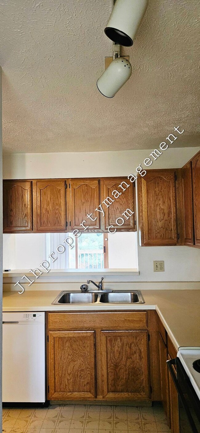 3119 W Loras Dr in Freeport, IL - Building Photo - Building Photo