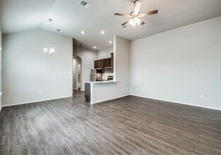 1410 E Walnut St in Seguin, TX - Building Photo - Building Photo