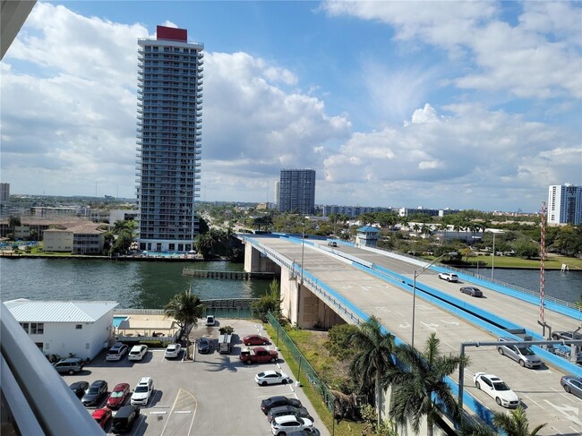 1801 S Ocean Dr in Hallandale Beach, FL - Building Photo - Building Photo