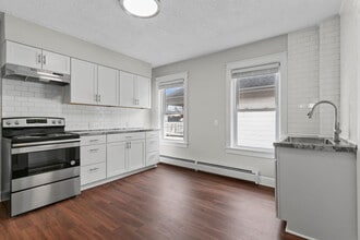 29 Cole St, Unit #2 in East Providence, RI - Foto de edificio - Building Photo