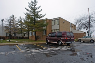 Sylvan Lake Condos in Keego Harbor, MI - Foto de edificio - Building Photo
