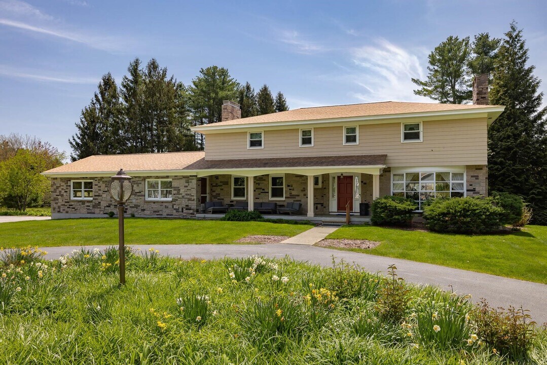 8 Young Ln in Rye, NH - Building Photo