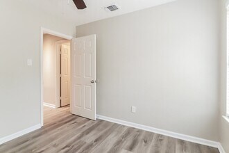 7327 Shady Vale Ln in Houston, TX - Foto de edificio - Building Photo