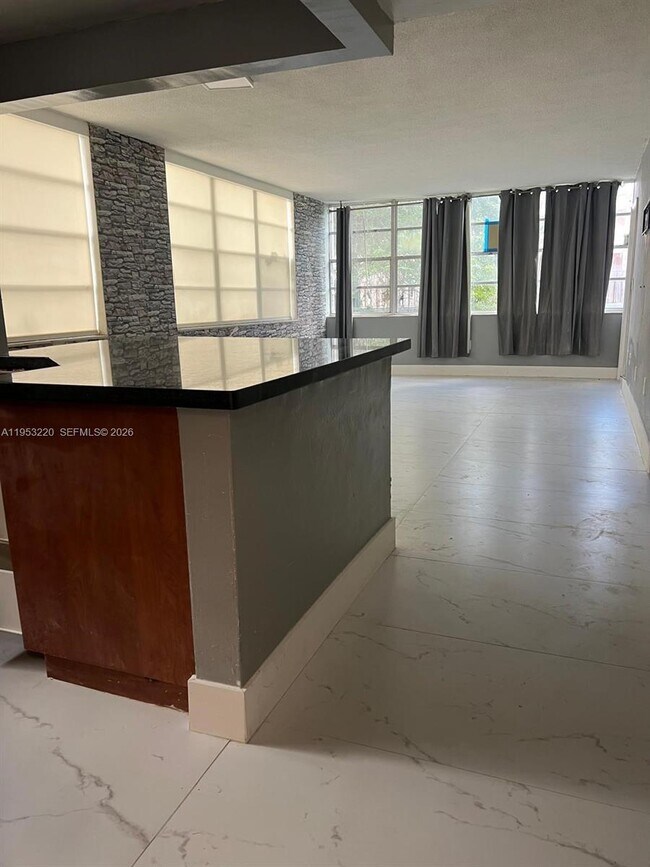 2175 NE 170th St in North Miami Beach, FL - Building Photo - Building Photo