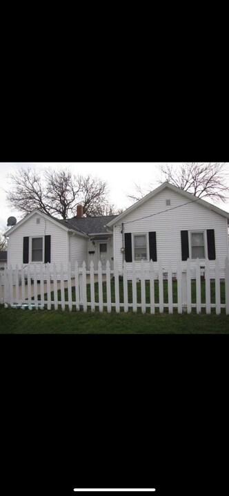 329 E Marquette St in Ottawa, IL - Foto de edificio
