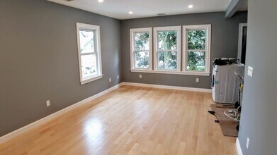 31 Thornton St, Unit 1 in Boston, MA - Foto de edificio - Building Photo