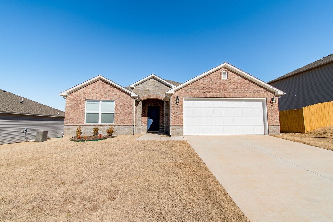 2318 Pinewood Ave in Lowell, AR - Building Photo