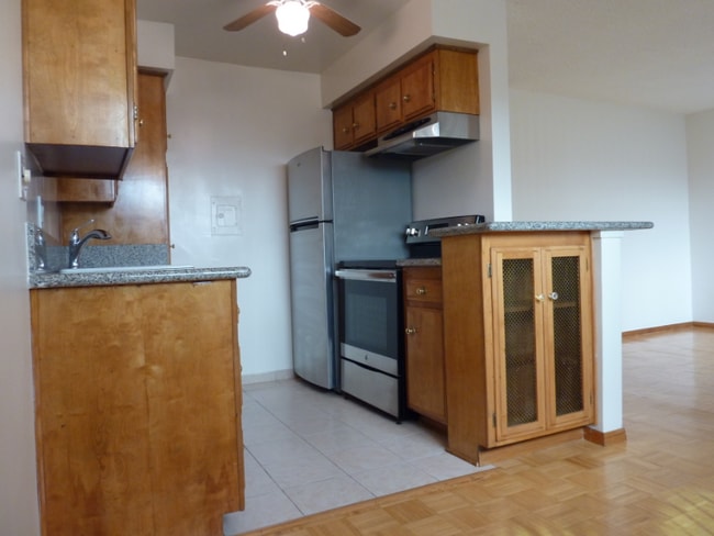 2055 Rodney Dr in Los Angeles, CA - Building Photo - Building Photo