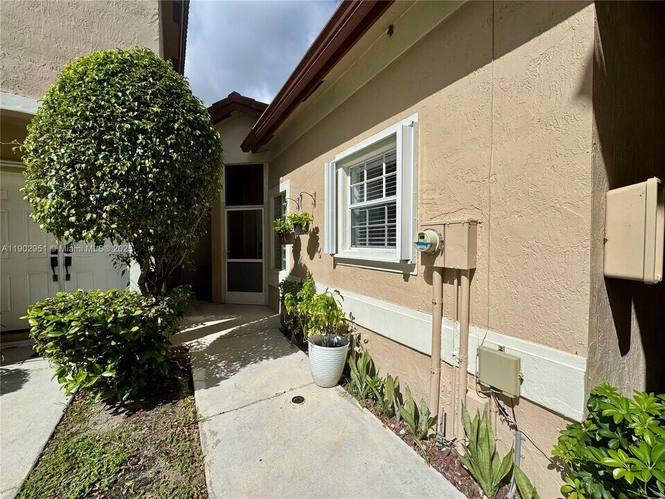 16137 Emerald Cove Rd in Weston, FL - Building Photo