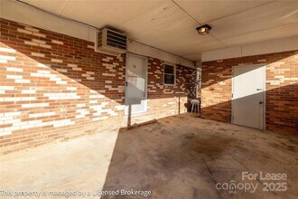 213 Roslyn Rd in Troy, NC - Foto de edificio - Building Photo