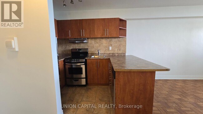 407-230-2230 Oak St in Toronto, ON - Building Photo - Building Photo