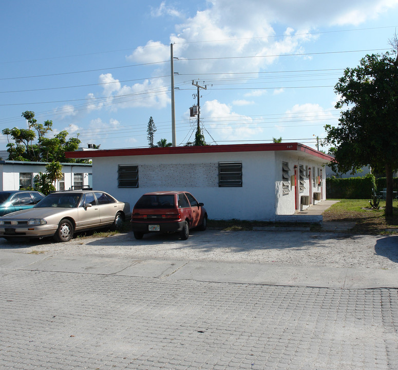 309-313 Phippen-waiters Rd in Dania, FL - Building Photo