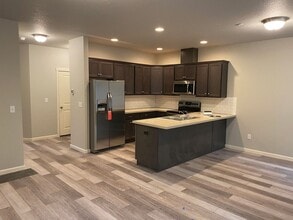 195 Cloverdale Rd in Kalama, WA - Building Photo - Building Photo