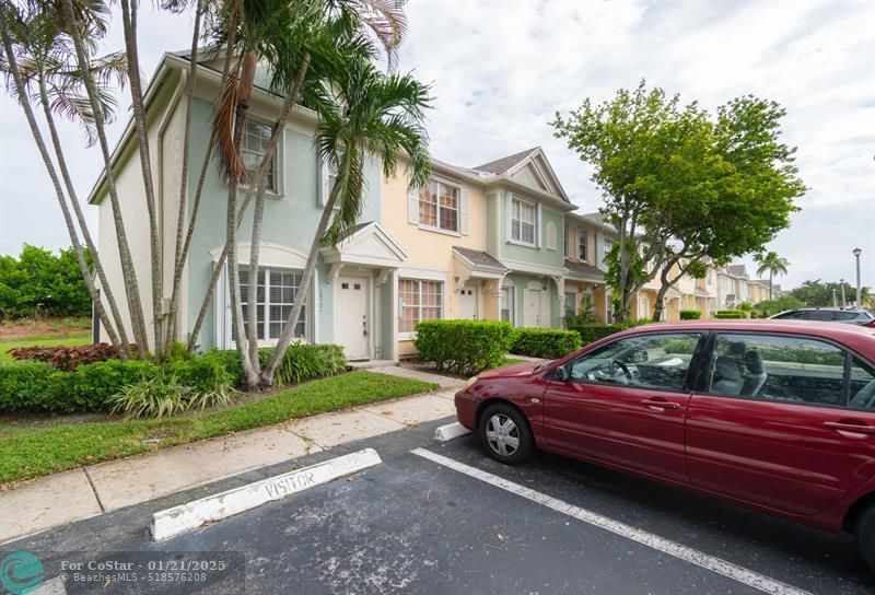 16721 Hemingway Dr in Weston, FL - Building Photo