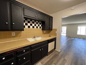 471 S Simpson Ave, Unit Unit # C in Hemet, CA - Building Photo - Building Photo