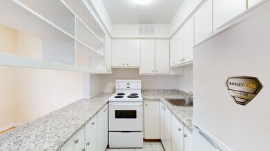 335 Cooper St. – The Carillon in Ottawa, ON - Building Photo - Building Photo