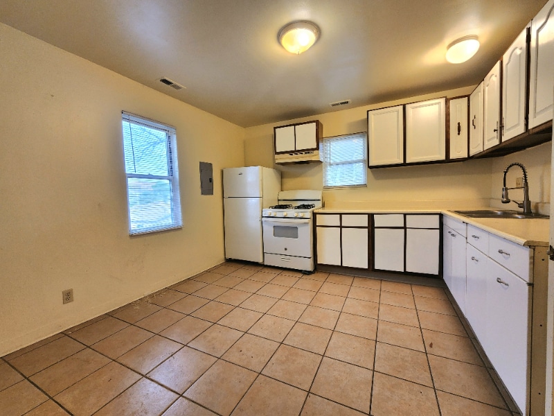 1637 Cedar St in Pueblo, CO - Building Photo