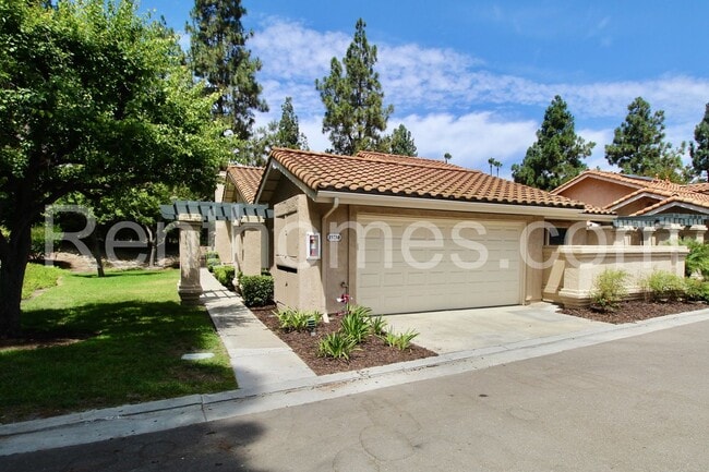 15730 Via Calanova in San Diego, CA - Foto de edificio - Building Photo