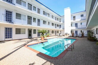 AMAZING CONDOMINIUM BUILDING BY THE BEACH!! in Santa Monica, CA - Building Photo - Building Photo