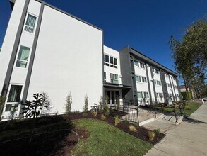 5405 Lindley Ave in Tarzana, CA - Building Photo - Building Photo