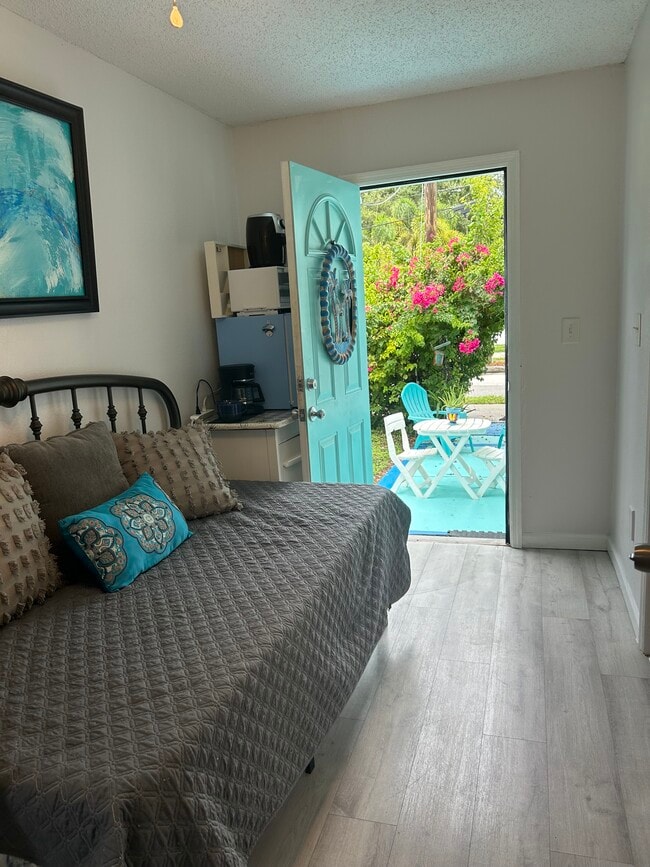 914 8th St N, Unit STUDIO in St. Petersburg, FL - Foto de edificio - Building Photo