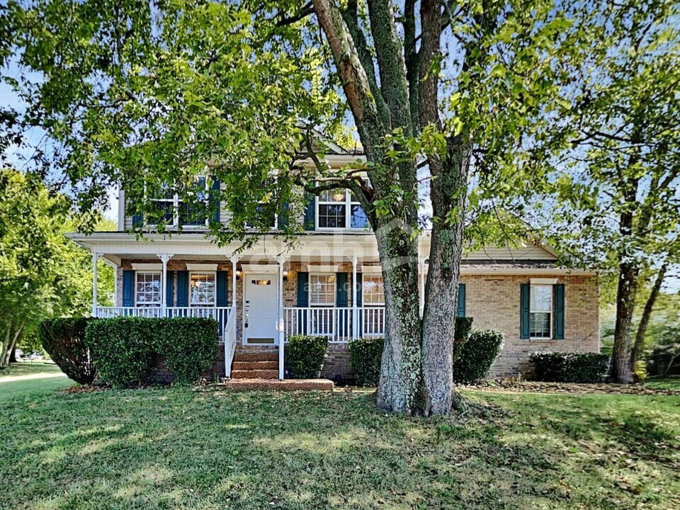 2201 Ipswitch Dr in Thompson's Station, TN - Building Photo